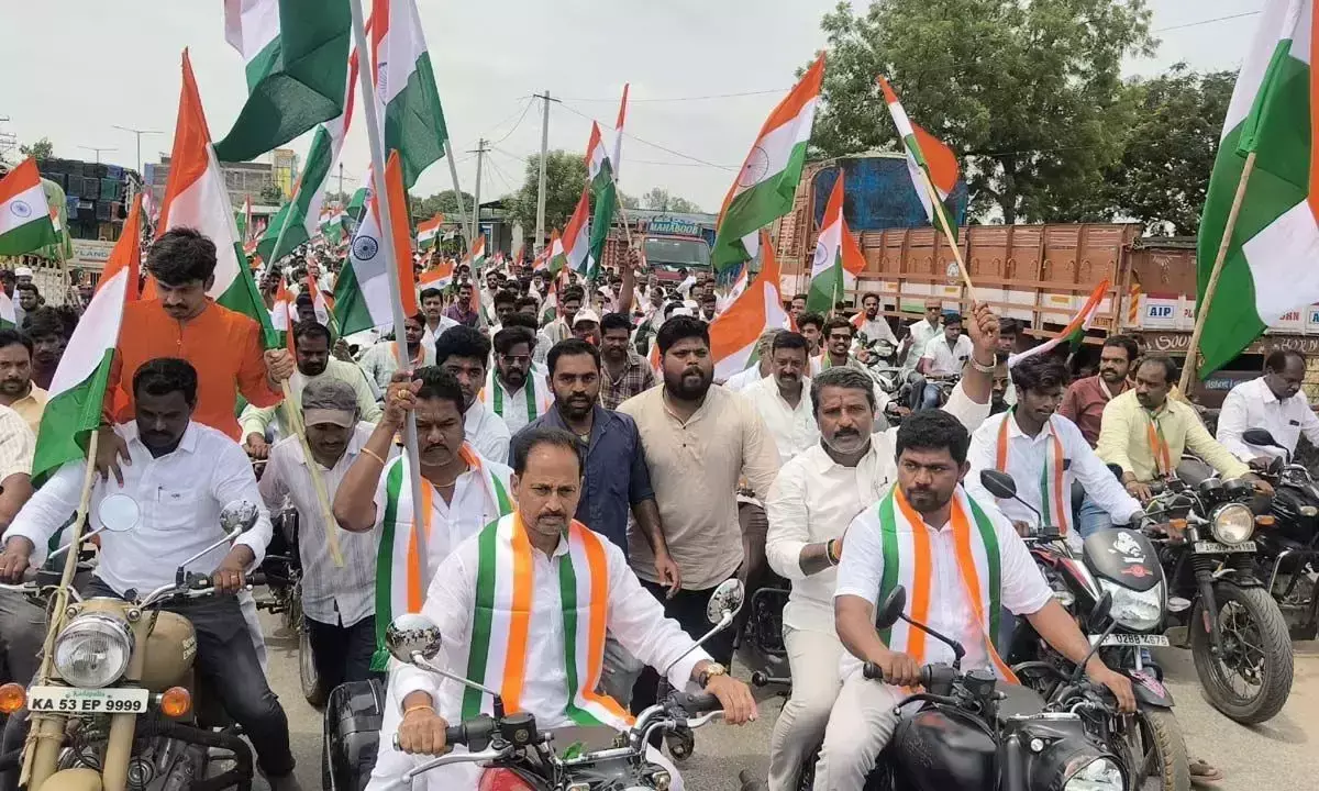Andhra: भारतीय सेना की वीरता के सम्मान में कादिरी में तिरंगा रैली आयोजित की गई