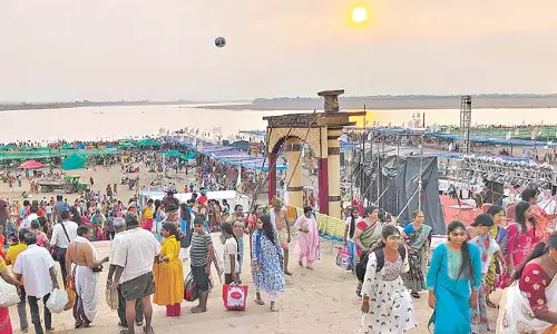 Telangana : सरस्वती पुष्करालु के चौथे दिन श्रद्धालुओं की भीड़ उमड़ी Telangana : सरस्वती पुष्करालु के चौथे दिन श्रद्धालुओं की भीड़ उमड़ी