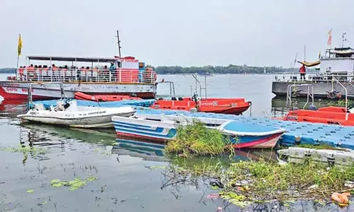 Andhra : पर्यटक नौकाओं ने रोका रास्ता Andhra : पर्यटक नौकाओं ने रोका रास्ता