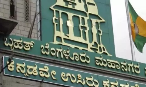 बीबीएमपी आयुक्त ने ट्रैक्टर पर बाढ़ का निरीक्षण किया