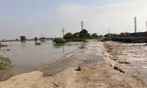 Andhra : आंध्र और कर्नाटक राज्यों के बीच यातायात रोका गया Andhra : आंध्र और कर्नाटक राज्यों के बीच यातायात रोका गया