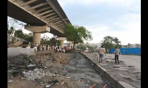 Pune: कटराज चौक पर अधूरी सड़क से ट्रैफिक जाम
