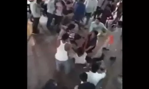 हंगामा हो गया थूकने के छींटे पड़ने के बाद...दो पक्ष भिड़े, बीच सड़क जमकर हुई मारपीट हंगामा हो गया थूकने के छींटे पड़ने के बाद...दो पक्ष भिड़े, बीच सड़क जमकर हुई मारपीट