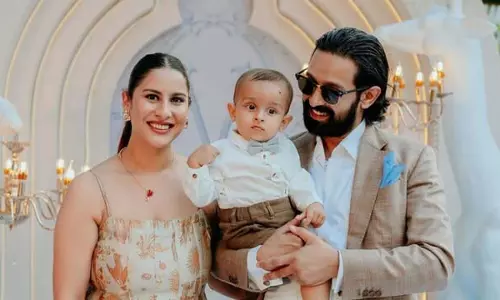 शीतल ठाकुर और नन्हे वरदान के साथ विक्रांत मैसी का पारिवारिक समय शीतल ठाकुर और नन्हे वरदान के साथ विक्रांत मैसी का पारिवारिक समय
