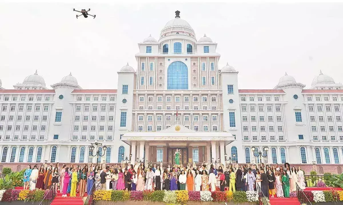 Telangana: ड्रोन शो से आसमान जगमगा उठा, तो सौंदर्य प्रतियोगिता की रानियां दंग रह गईं Telangana: ड्रोन शो से आसमान जगमगा उठा, तो सौंदर्य प्रतियोगिता की रानियां दंग रह गईं