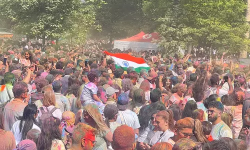 फ्रांस Holi की मस्ती में डूबा, करीब 20,000 लोग जश्न में हुए शामिल