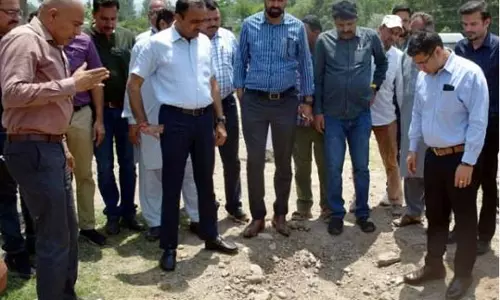 Jammu: मंडलायुक्त ने मेंढर में गोलाबारी प्रभावित क्षेत्रों का दौरा किया Jammu: मंडलायुक्त ने मेंढर में गोलाबारी प्रभावित क्षेत्रों का दौरा किया