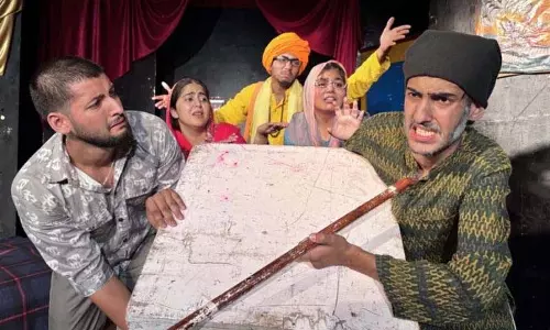 Jammu: नटरंग प्रस्तुत करता है हिंदी नाटक पूरव और पश्चिम