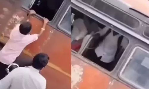 टूटी खिड़की से बस में घुसने की कोशिश कर रहे आदमी का वीडियो बहुत ही हास्यास्पद टूटी खिड़की से बस में घुसने की कोशिश कर रहे आदमी का वीडियो बहुत ही हास्यास्पद