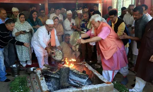LG ने मां ज़ेष्ठा देवी को नमन किया LG ने मां ज़ेष्ठा देवी को नमन किया
