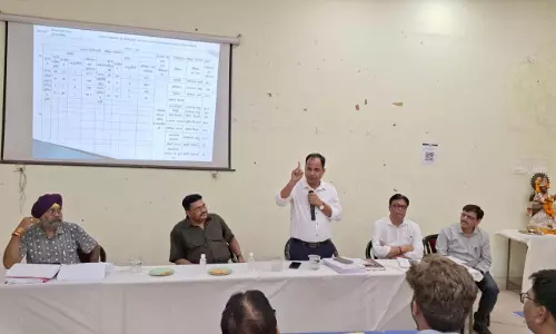 कलेक्टर डॉ. गौरव सिंह ने शिक्षा विभाग की बैठक ली