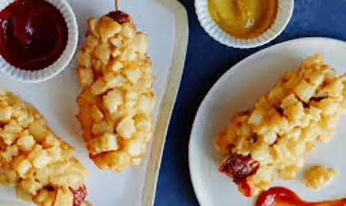Gamja Hotdog (कोरियाई कॉर्न डॉग) पकाने के 4 आसान चरण Gamja Hotdog (कोरियाई कॉर्न डॉग) पकाने के 4 आसान चरण