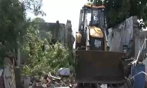 राजकोट पुलिस ने आदतन अपराधियों के 60 अवैध निर्माण ध्वस्त किए