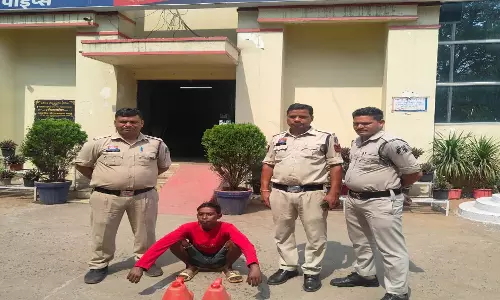 पुलिस की दबिश में 8 लीटर महुआ शराब जब्त, कोचिया गिरफ्तार