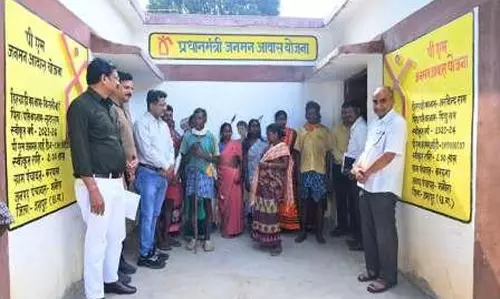 सोनमणि बोरा ने पीएम जनमन मॉडल आवास छतौरी का किया निरीक्षण