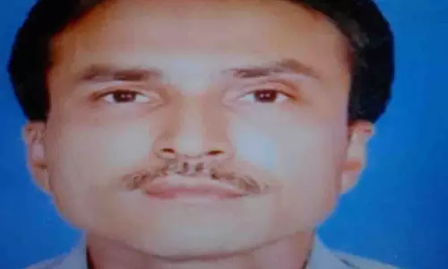 बाइक से गिरा, ट्रक ने कुचला तो थम गई Manuuddin की सांसें