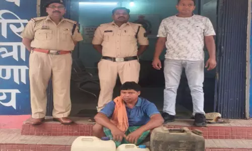 अवैध शराब पर घरघोड़ा पुलिस की बड़ी कार्रवाई, 75 लीटर महुआ शराब जब्त
