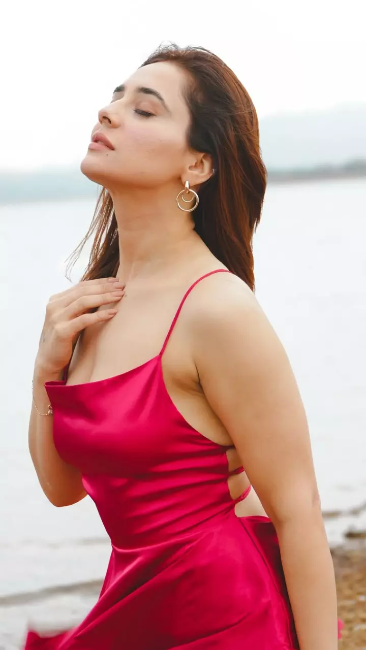 प्रियंका रेवड़ी दिखी हॉट