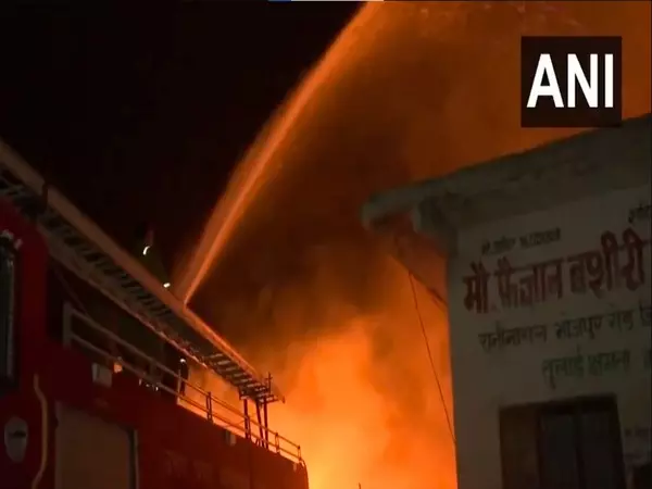 UP: कपड़ा फैक्ट्री में लगी आग, किसी के हताहत होने की खबर नहीं UP: कपड़ा फैक्ट्री में लगी आग, किसी के हताहत होने की खबर नहीं