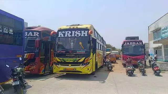 गर्मी की छुट्टियां: ओमनी बस का किराया कई गुना बढ़ा गर्मी की छुट्टियां: ओमनी बस का किराया कई गुना बढ़ा