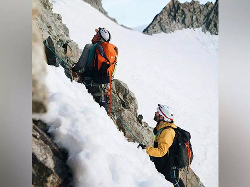 माउंट लोत्से पर भारतीय और रोमानियाई पर्वतारोहियों की मौत माउंट लोत्से पर भारतीय और रोमानियाई पर्वतारोहियों की मौत