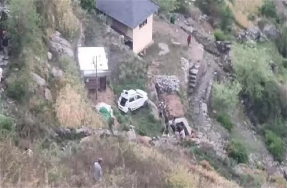 Himachal Pradesh : गहरी खाई में गिरी कार, बुझ गया घर का इकलौता चिराग Himachal Pradesh : गहरी खाई में गिरी कार, बुझ गया घर का इकलौता चिराग
