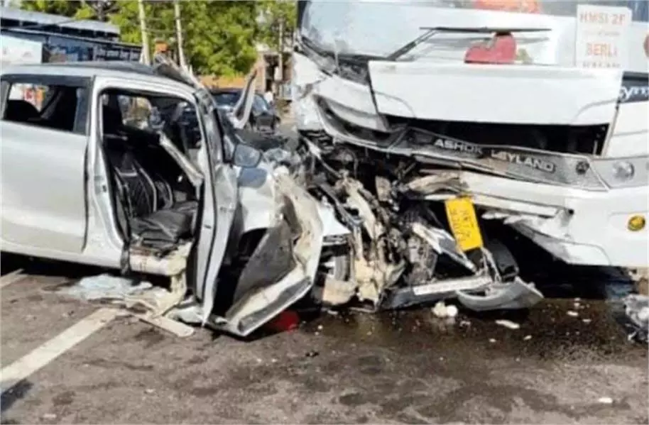 Haryana: बस-कार में जोरदार टक्कर, ड्राइवर की मौत, मां-बेटी घायल Haryana: बस-कार में जोरदार टक्कर, ड्राइवर की मौत, मां-बेटी घायल