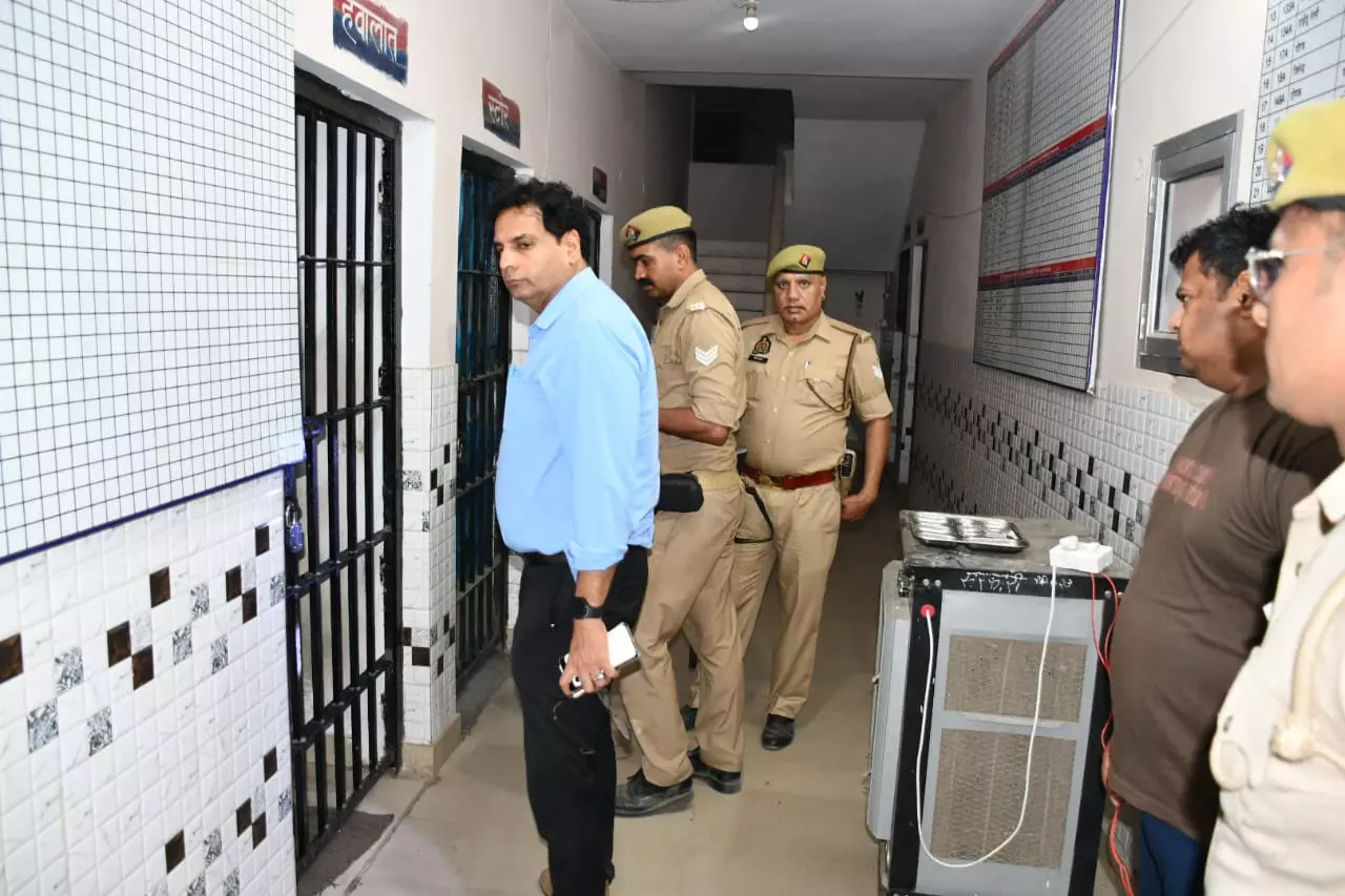 Muzaffarnagar: एसएसपी ने चार थानों का किया आकस्मिक निरीक्षण Muzaffarnagar: एसएसपी ने चार थानों का किया आकस्मिक निरीक्षण