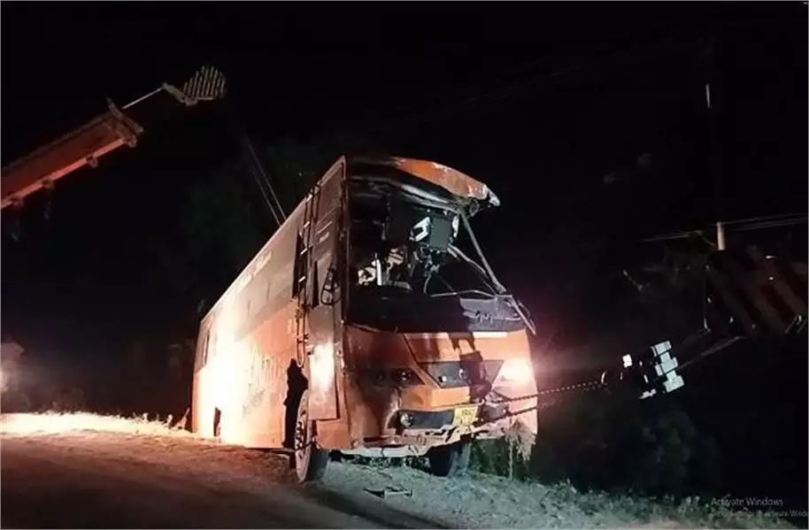 Haryana : बाइक सवारों को बचाने के चक्कर में बस पलटी, 2 महिलाओं समेत 4 की मौत Haryana : बाइक सवारों को बचाने के चक्कर में बस पलटी, 2 महिलाओं समेत 4 की मौत
