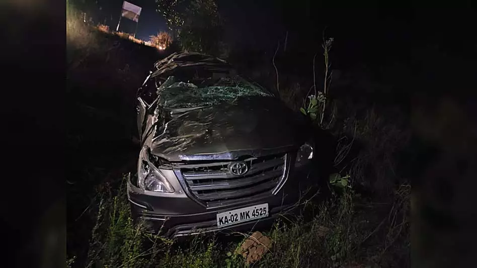 आंध्र में NH 44 पर कुत्ते से बचने की कोशिश में तीन लोगों की मौत आंध्र में NH 44 पर कुत्ते से बचने की कोशिश में तीन लोगों की मौत
