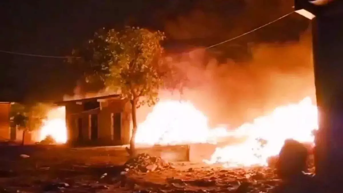 Moradabad: गोदामों में लगी आग से मचा हड़कंप Moradabad: गोदामों में लगी आग से मचा हड़कंप