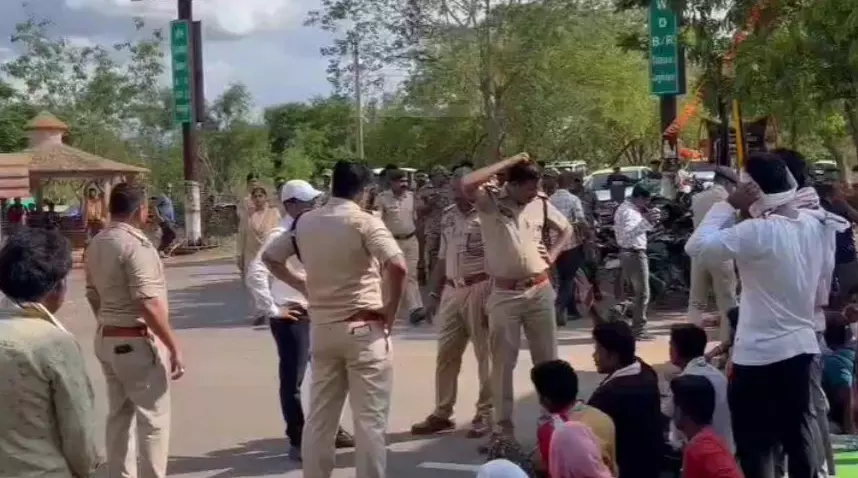 एसडीएम ने अवैध नाका को किया सील, ग्रामीणों का हंगामा एसडीएम ने अवैध नाका को किया सील, ग्रामीणों का हंगामा