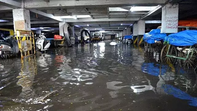 बेंगलुरू में भारी बारिश: के.आर. मार्केट के बेसमेंट में सैकड़ों दोपहिया वाहन डूबे बेंगलुरू में भारी बारिश: के.आर. मार्केट के बेसमेंट में सैकड़ों दोपहिया वाहन डूबे