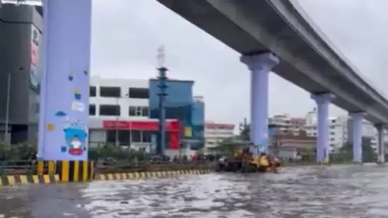 Bengaluru में मूसलधार बारिश के बाद होसुर रोड बंद Bengaluru में मूसलधार बारिश के बाद होसुर रोड बंद