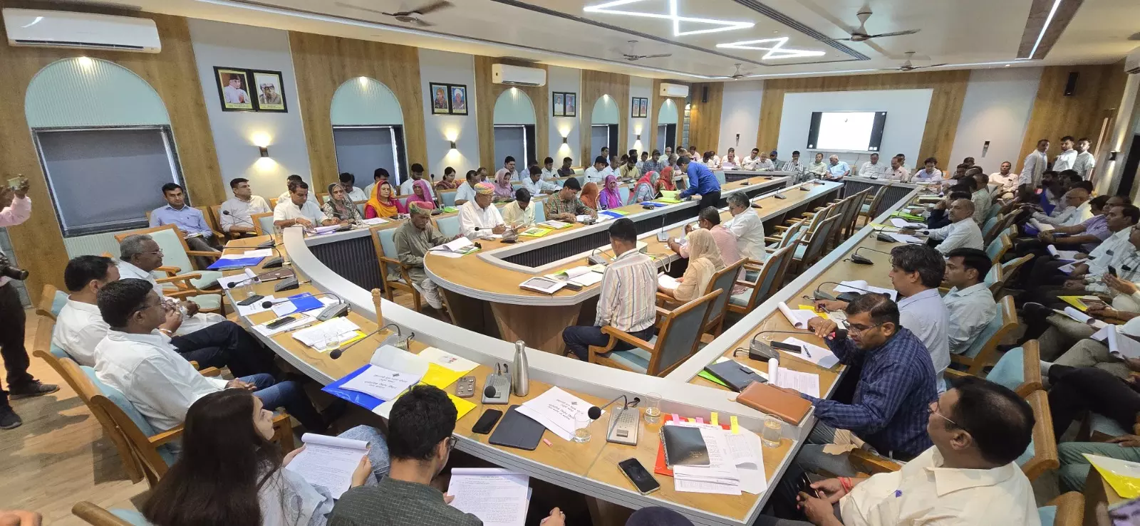 Barmer: जिला परिषद में उठी ठेकेदारों को ब्लैकलिस्ट करने की मांग Barmer: जिला परिषद में उठी ठेकेदारों को ब्लैकलिस्ट करने की मांग