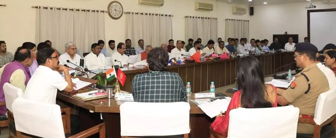 Bareilly: लंबे समय तक बिजली कटौती होने से जनता परेशान Bareilly: लंबे समय तक बिजली कटौती होने से जनता परेशान
