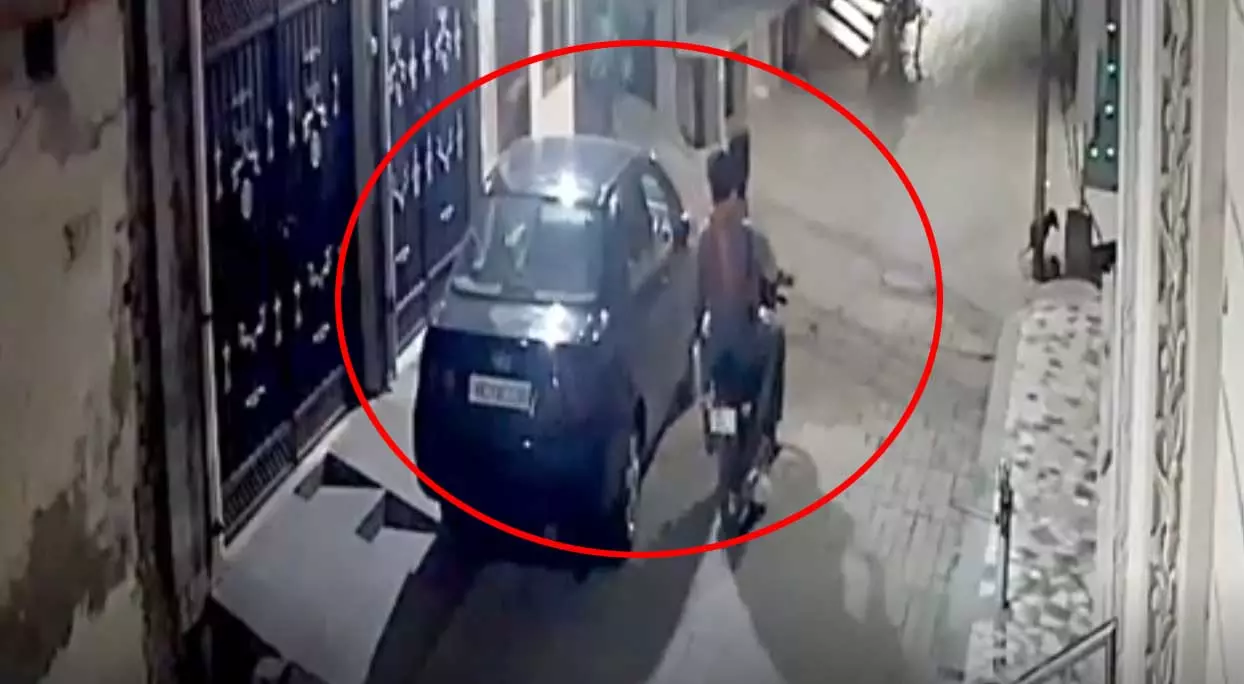 कार चोरी का LIVE वीडियो, घर के बाहर से महज कुछ सेकंड में पार कार चोरी का LIVE वीडियो, घर के बाहर से महज कुछ सेकंड में पार