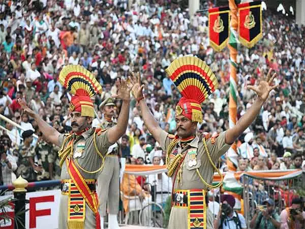 BSF आज से पंजाब सीमा पर तीनों संयुक्त चौकियों पर रिट्रीट समारोह फिर से शुरू करेगी BSF आज से पंजाब सीमा पर तीनों संयुक्त चौकियों पर रिट्रीट समारोह फिर से शुरू करेगी