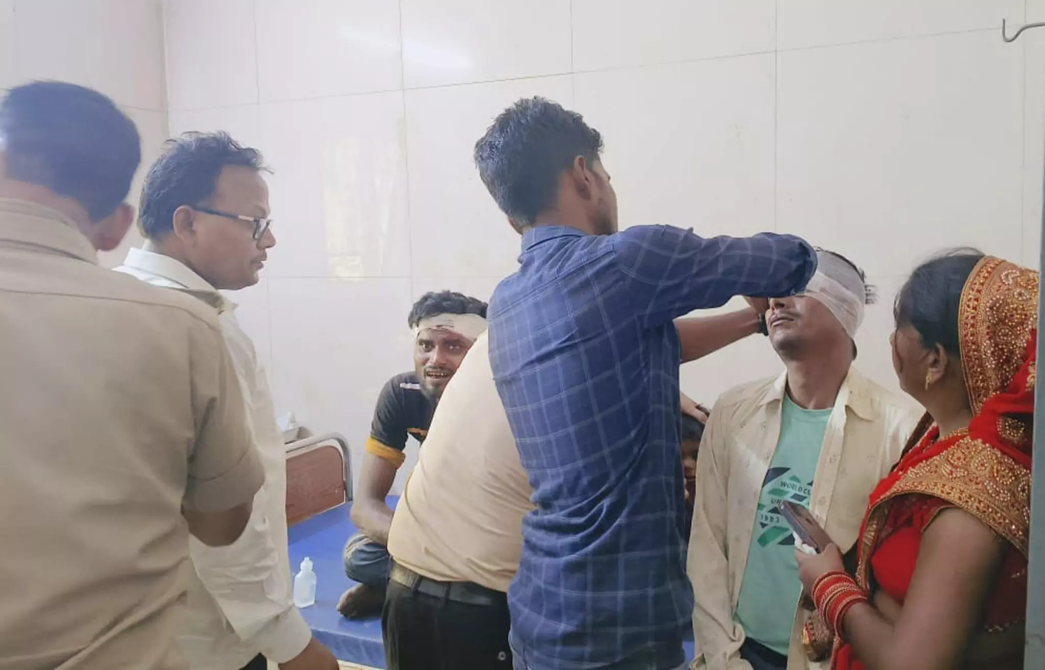 Shamshaba: ई-रिक्शा और बाइक की टक्कर, 6 से अधिक घायल Shamshaba: ई-रिक्शा और बाइक की टक्कर, 6 से अधिक घायल