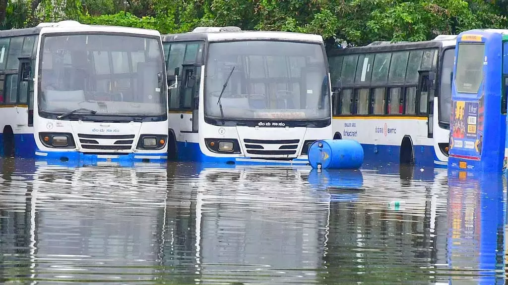 बेंगलुरू में भारी बारिश: सड़कें जलमग्न, ट्रैक्टरों और नावों से यातायात बेंगलुरू में भारी बारिश: सड़कें जलमग्न, ट्रैक्टरों और नावों से यातायात