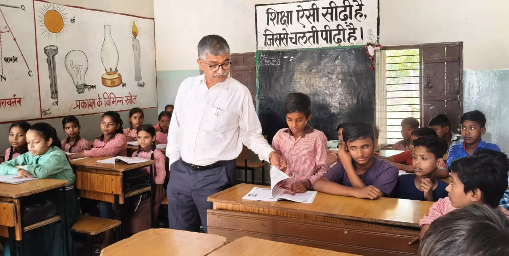 Farrukhabad: जिलाधिकारी ने विद्यालय निरीक्षण कर परखी शैक्षिक गुणवत्ता Farrukhabad: जिलाधिकारी ने विद्यालय निरीक्षण कर परखी शैक्षिक गुणवत्ता