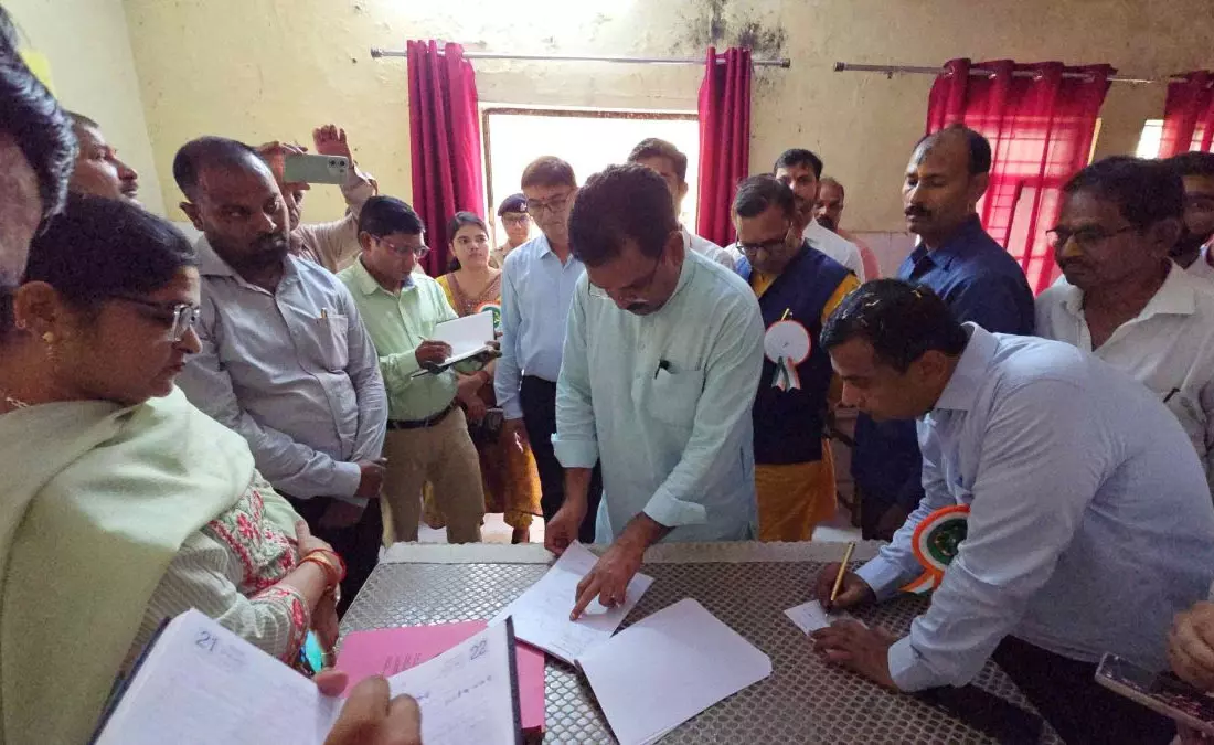 Barabanki: मंत्री असीम अरुण ने घोटालेबाज अधिकारियों को किया निलंबित Barabanki: मंत्री असीम अरुण ने घोटालेबाज अधिकारियों को किया निलंबित