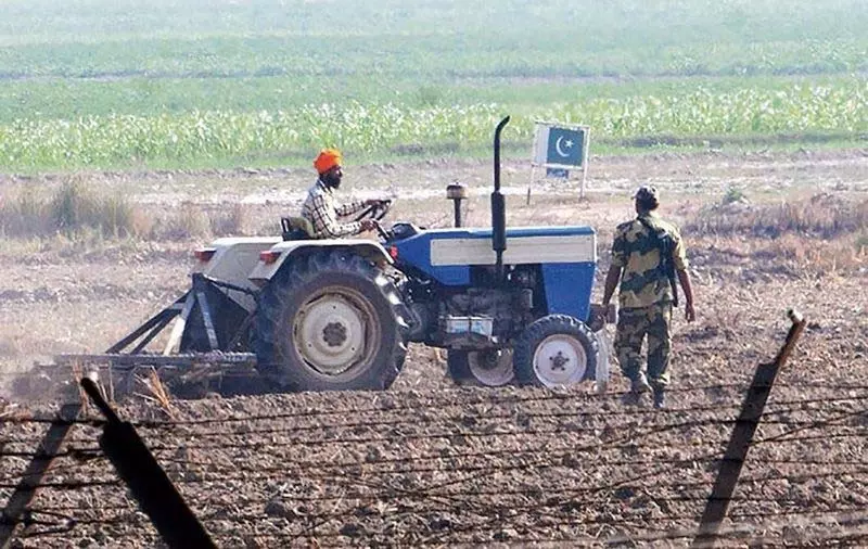Punjab: किसानों को अंतरराष्ट्रीय सीमा पर बाड़ के पार खेती करने की अनुमति दी गई Punjab: किसानों को अंतरराष्ट्रीय सीमा पर बाड़ के पार खेती करने की अनुमति दी गई