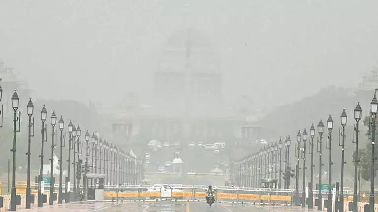 Delhi Pollution: राजधानी में सांस लेना मुश्किल, जहरीली हवा से राहत नहीं Delhi Pollution: राजधानी में सांस लेना मुश्किल, जहरीली हवा से राहत नहीं