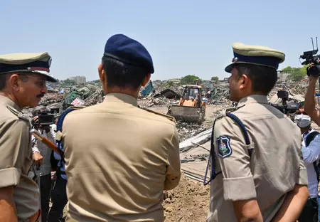 बुलडोजर का महाएक्शन: अवैध अतिक्रमण के खिलाफ कार्रवाई, 3 हजार से ज्यादा पुलिसकर्मी तैनात बुलडोजर का महाएक्शन: अवैध अतिक्रमण के खिलाफ कार्रवाई, 3 हजार से ज्यादा पुलिसकर्मी तैनात