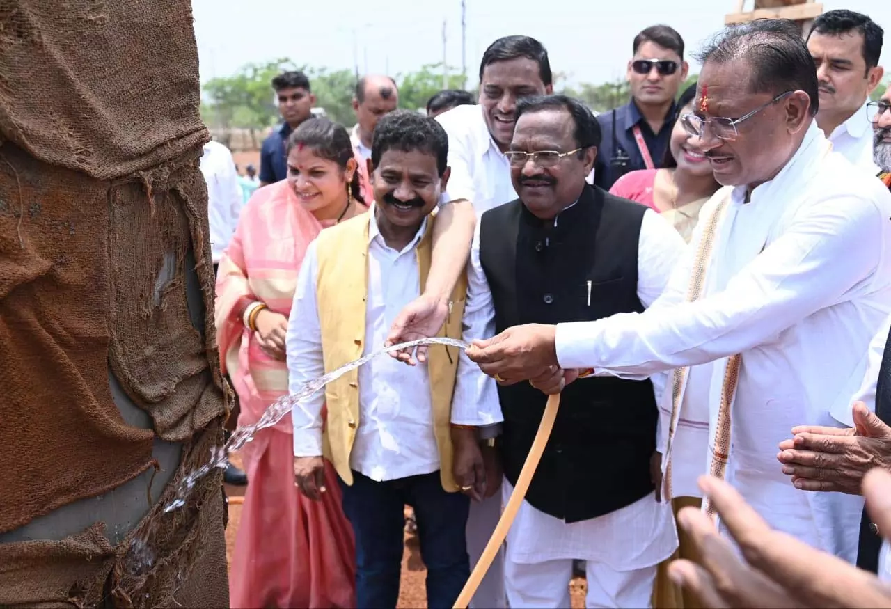 CM विष्णुदेव साय अचानक पहुंचे अछोटी, निर्माणाधीन महतारी सदन का लिया जायजा CM विष्णुदेव साय अचानक पहुंचे अछोटी, निर्माणाधीन महतारी सदन का लिया जायजा