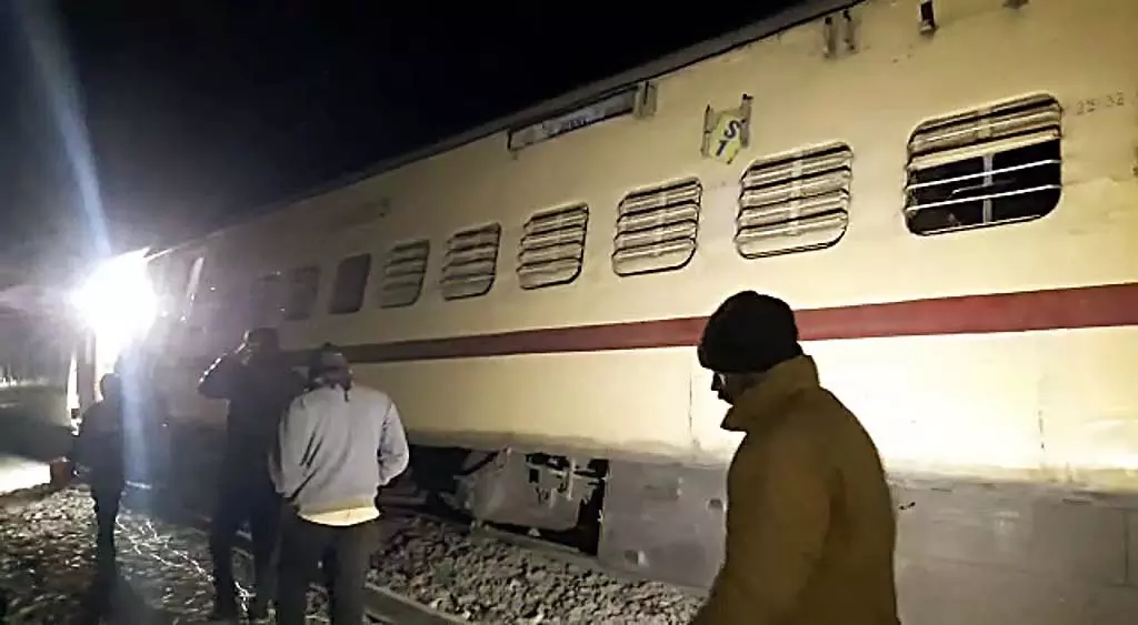 पटरियों पर लकड़ी के ब्लॉक रखकर ट्रेन को पटरी से उतारने की साजिश पटरियों पर लकड़ी के ब्लॉक रखकर ट्रेन को पटरी से उतारने की साजिश