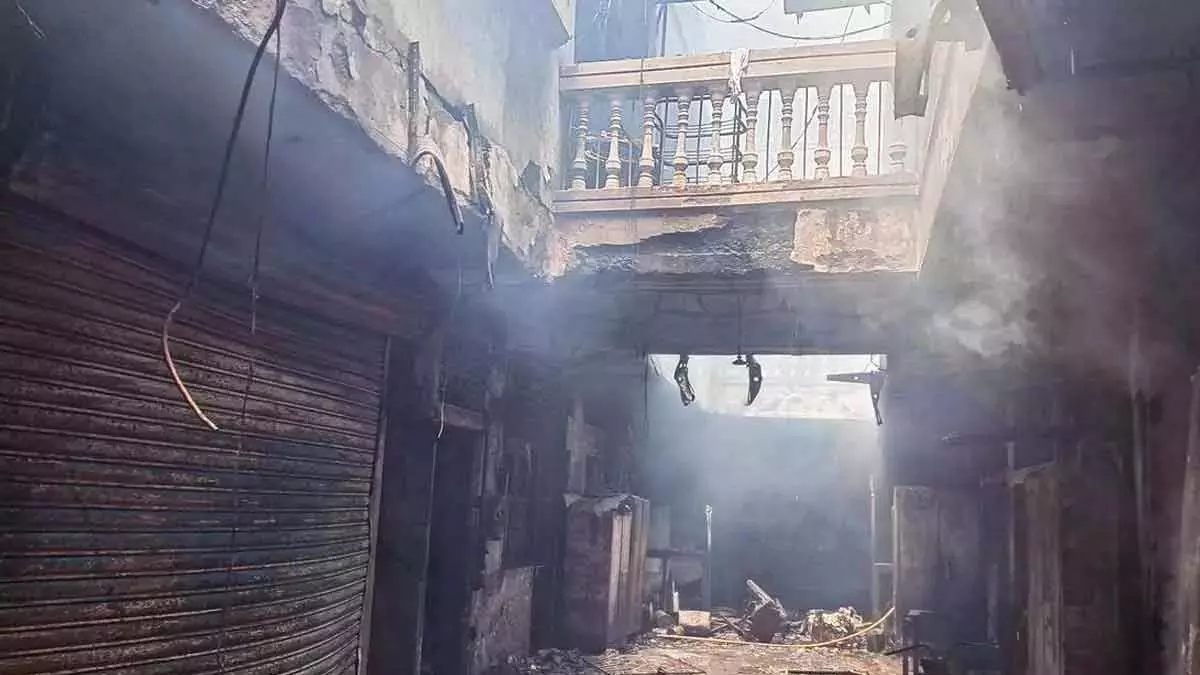 electricity के अवैध दोहन के कारण गुलजार हौज में आग लग गई electricity के अवैध दोहन के कारण गुलजार हौज में आग लग गई