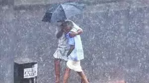 Kerala: आज तेज होगी बारिश, 12 जिलों में अलर्ट जारी Kerala: आज तेज होगी बारिश, 12 जिलों में अलर्ट जारी