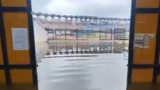 Bengaluru: भारी बारिश के कारण स्टेडियम में भरा पानी Bengaluru: भारी बारिश के कारण स्टेडियम में भरा पानी
